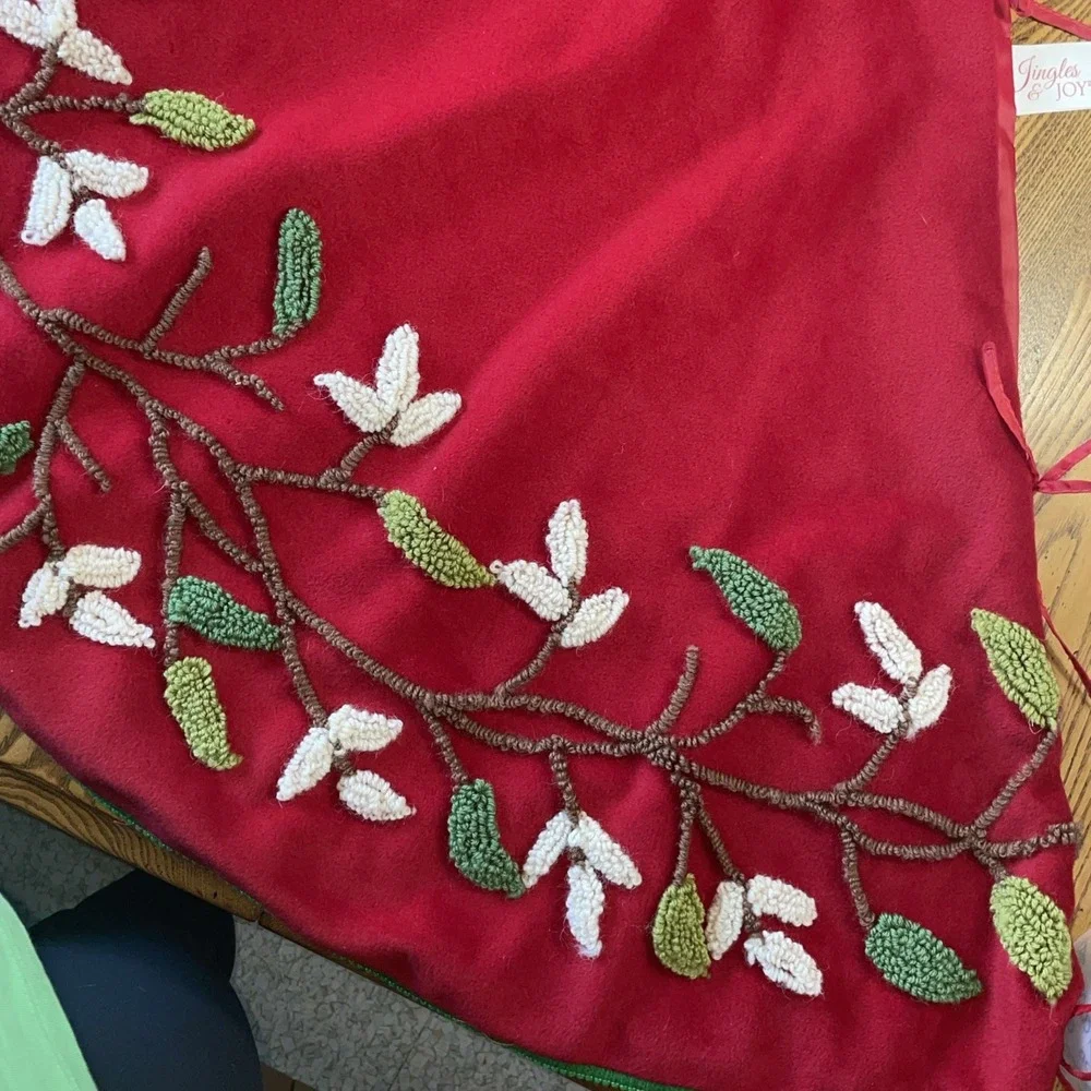 50 BEAUTIFUL Jingles & Joy Tree skirt, looped yarn embroiderybranches and leaves